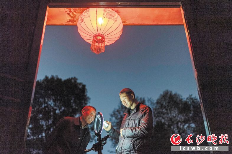 　　2022年3月19日，任亮在学习短视频拍摄，一旁的父亲凑过来看热闹。