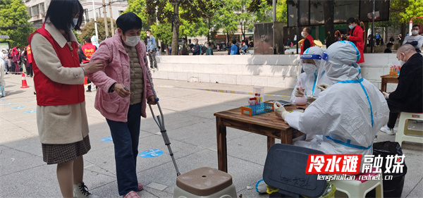 高溪市镇党员干部掺扶市民到检测点进行检测.jpg