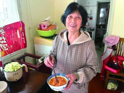 长沙 “共享奶奶”火了：照看双职工家庭孩子12年，30㎡家最多时7个娃吃饭