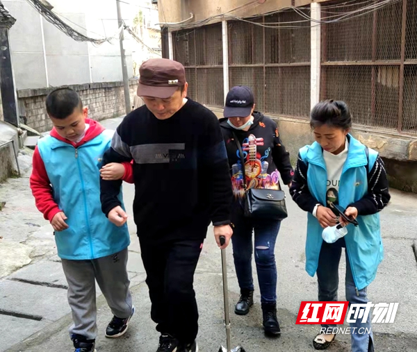 黄凝曦小朋友搀扶向伯伯走路。.jpg