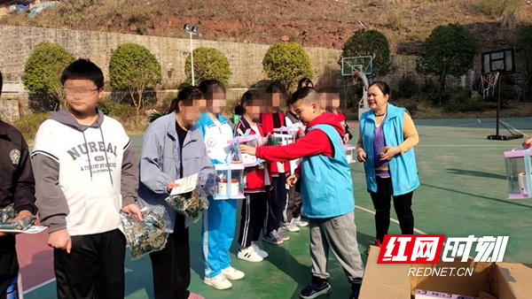 黄凝曦小朋友给大家分发生日蛋糕。.jpg