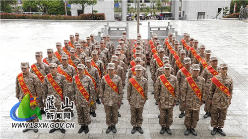 我县65名新兵启程赴军营.jpg