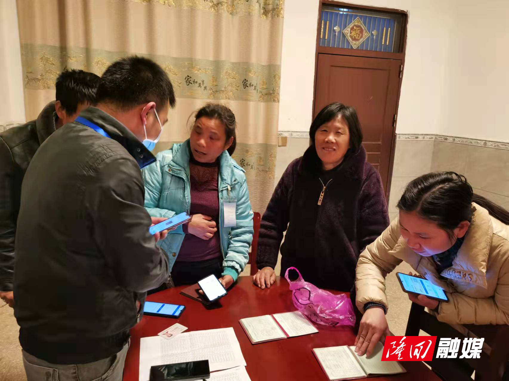 高新区开展疫情防控敲门行动.jpg 高新区开展疫情防控敲门行动.jpg