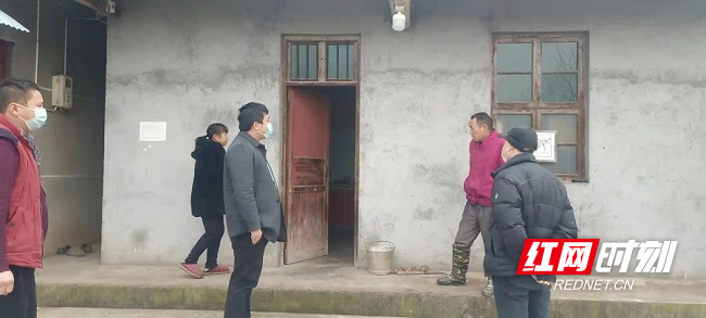 镇纪委书记带队督查村民防疫政策知晓率.jpg