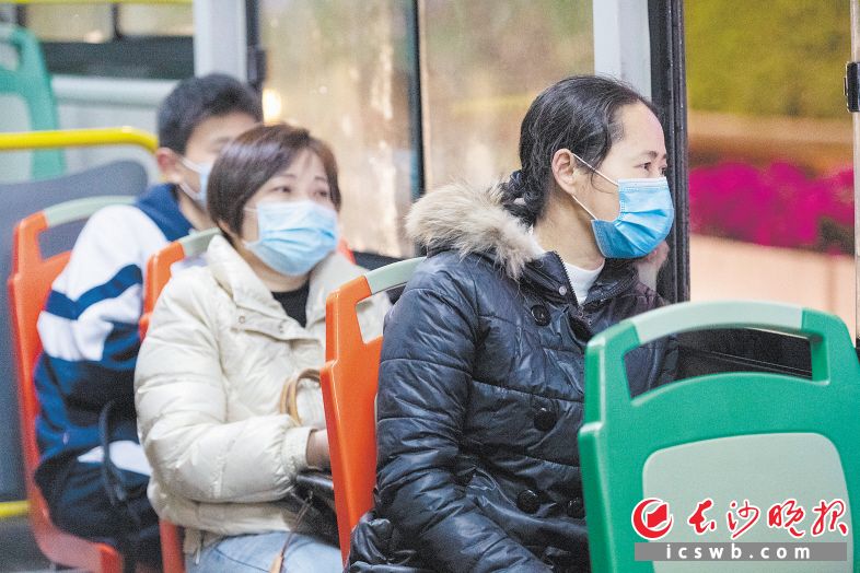 　　市民佩戴好口罩乘坐公交车。