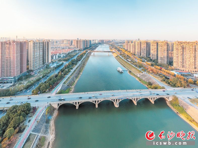 　　浏阳河穿长沙城而过，河流两边水清岸绿，沿河栖居的市民推窗见景，感受到水生态文明建设的福利。 陈飞 摄