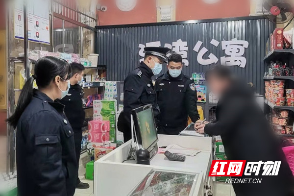 检查公寓疫情防控措施落实情况。.jpg