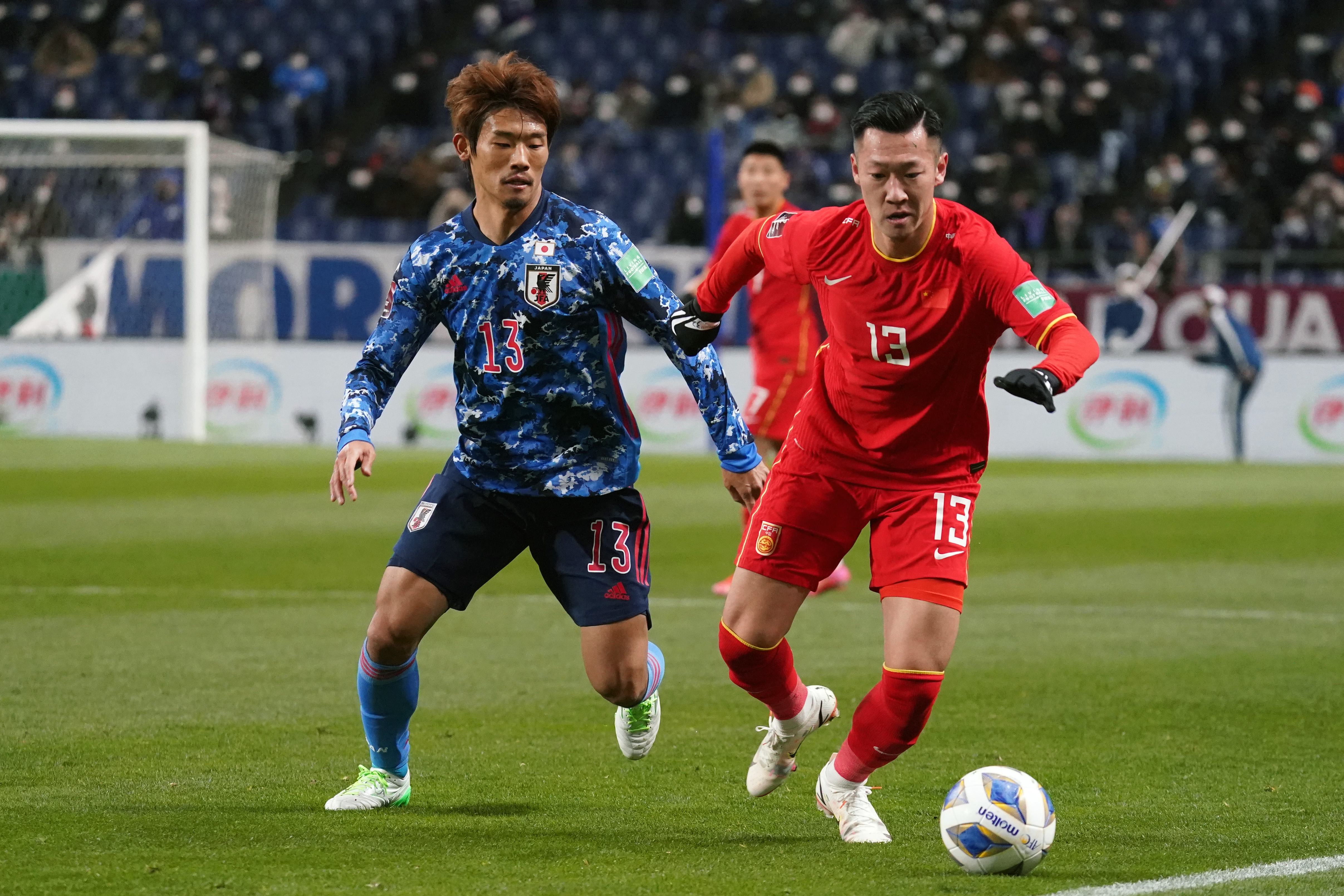 徐新（右）在对阵日本队的比赛中。