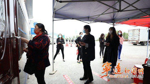 【疫情防控】宁远：24小时值守高速卡点   严守疫情防控“第一关”2_副本500.jpg