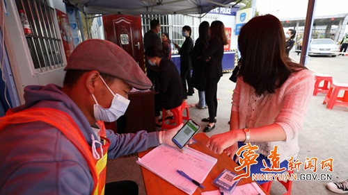 【疫情防控】宁远：24小时值守高速卡点   严守疫情防控“第一关”02_副本500.jpg