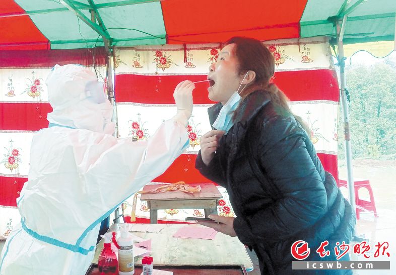 坝塘镇在各村设置核酸检测点，便于村民就近接受核酸采样。　　长沙晚报通讯员 周坚 供图