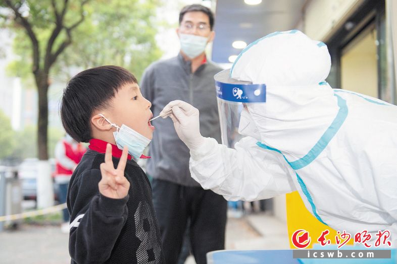 　　在芙蓉区滩头坪社区核酸采样点，市民有序进行核酸检测。长沙晚报全媒体记者 郭雨滴 摄