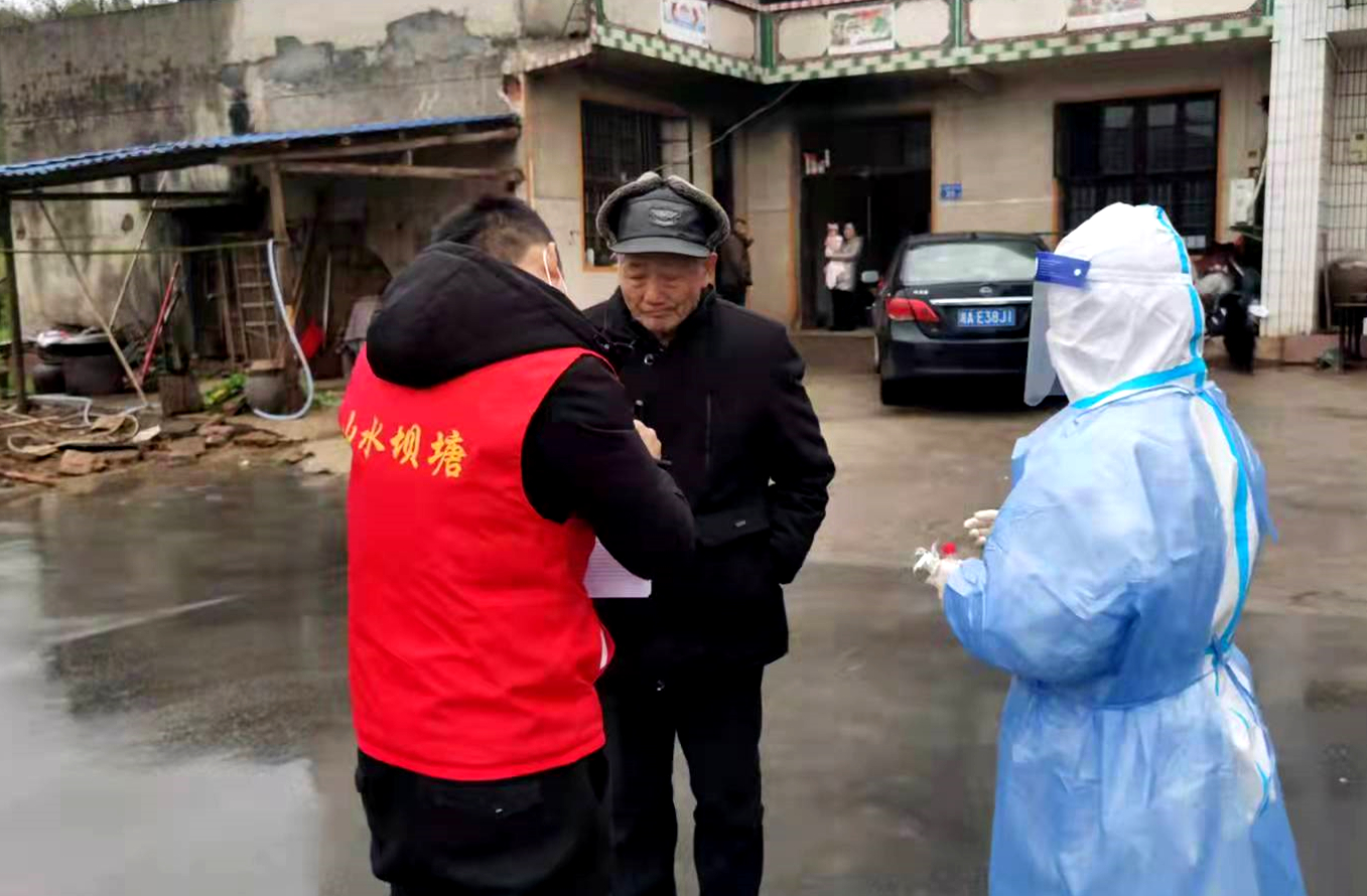 志愿者及医护人员来到八旬老人的家门口，为老人进行核酸采集。 长沙晚报通讯员 周坚 供图