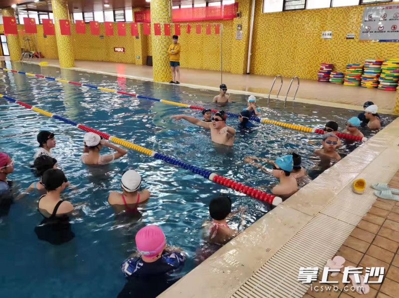 陈树业教练在学校游泳课上课中。
