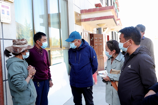 图为次仁平措一行在乃东区泽当街道金鲁社区了解基层一线疫情防控工作开展情况_副本_副本.jpg