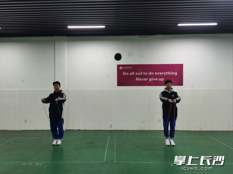长沙市实验中学学生模拟考试要求进行跳绳训练。