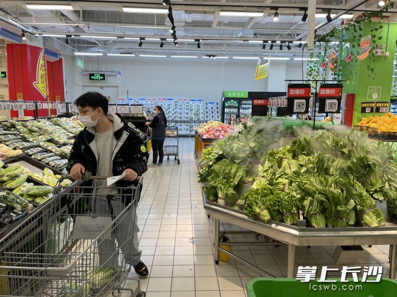 沃尔玛梅溪湖店各类商品供应充足。沃尔玛供图