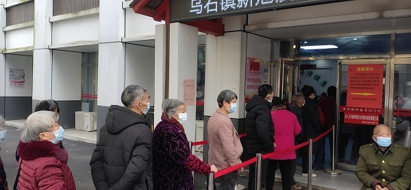 志愿者疏通核酸.jpg 志愿者疏通核酸.jpg