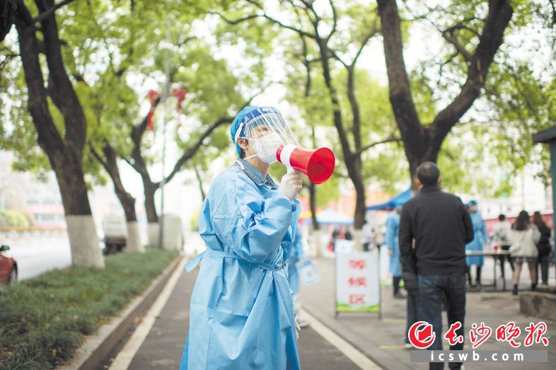 3月23日　9:44　在采样点，周紫微提醒居民排队时注意距离，并且告知居民其他两个点排队情况，为居民节省时间。