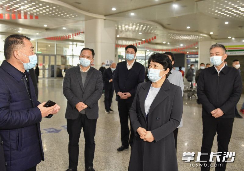 3月23日下午,省委常委、市委书记吴桂英在湘江新区综合交通枢纽(汽车西站)督查疫情防控工作。均为长沙晚报全媒体记者 余劭劼 摄 3月23日下午,省委常委、市委书记吴桂英在湘江新区综合交通枢纽(汽车西站)督查疫情防控工作。均为长沙晚报全媒体记者 余劭劼 摄