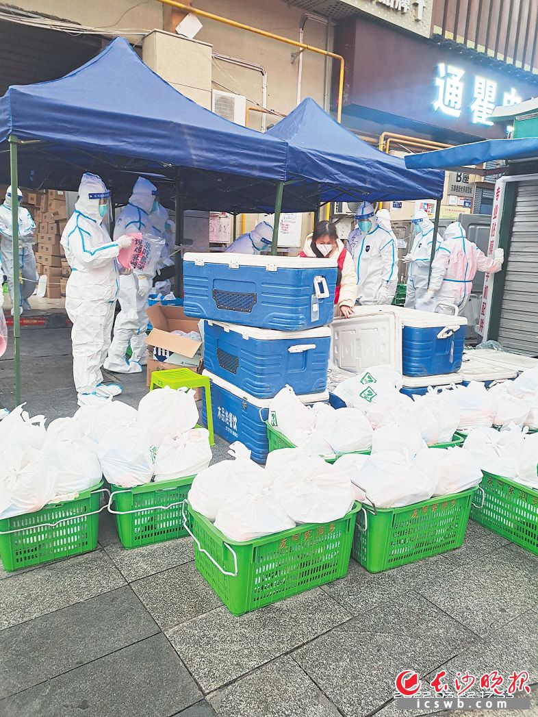 18人“芙蓉先锋”党员突击队驰援定王台街道，为封控区群众配送物资。受访者供图