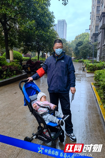 勇为了让小区的每位居民参与核酸检测，不漏一人，赤岭路街道芙蓉南路社区层上观邸小区业委会主任、在职党员林玉峰主动帮助居民托儿护宝，当起了网格爸爸.jpg