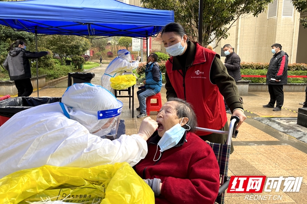 精，文源街道天鸿社区志愿者陪护高龄老人开展核酸检测。.jpg