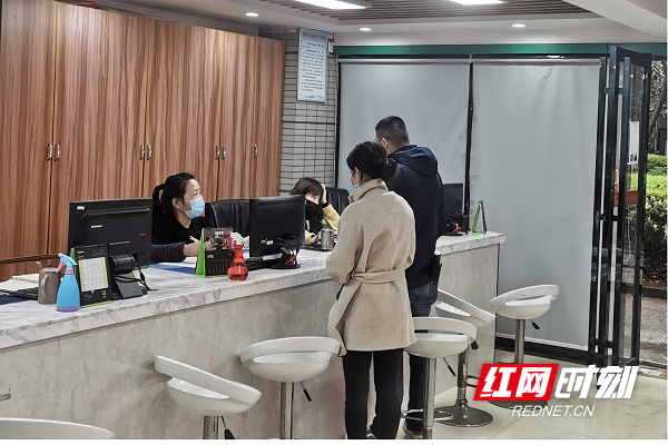 居民在政务大厅咨询黄码申诉流程.jpg