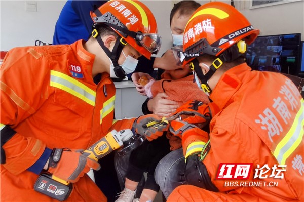 消防员将卡在小女孩手上的铁环取下7.jpg