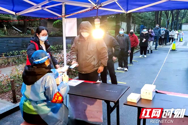 快1晨露未晞, 新开铺街道长盛岚庭小区核酸检测工作有序进行中.jpg