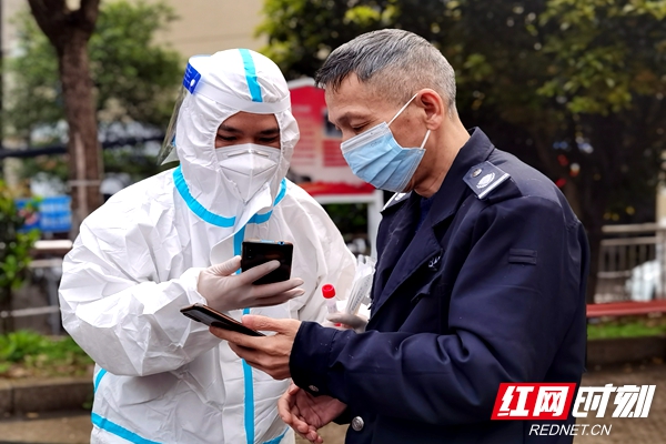 稳，天心区赤岭路街道广厦新村社区开展新一轮区域核酸检测，身穿防护服的志愿者值守在核酸检测维序的一线，帮助居民扫码登记.jpg
