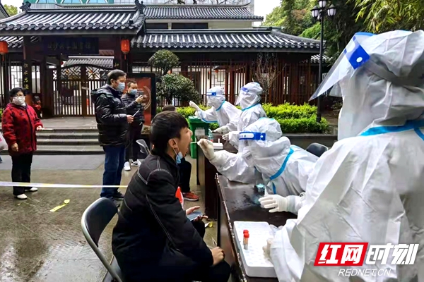 精2，城南路街道白沙井社区在叮叮MALL广场，开展第二轮核酸检测.jpg