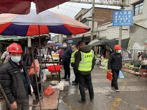 主要负责人前往集贸市场实地督导.png 主要负责人前往集贸市场实地督导.png