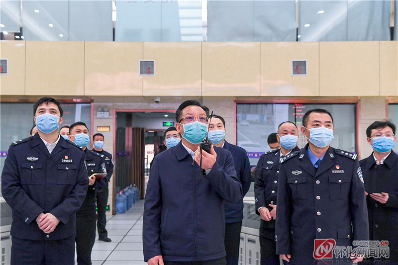 02：雷绍业在市交警支队看望慰问交通民警。