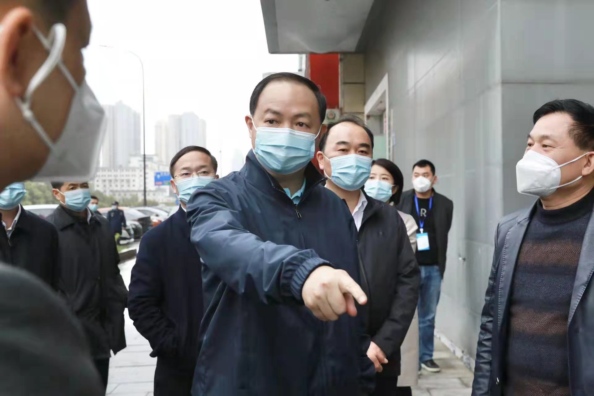 郑建新以“四不两直”方式到岳麓区督查疫情防控工作。刘书勤摄 郑建新以“四不两直”方式到岳麓区督查疫情防控工作。刘书勤摄