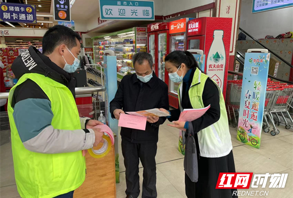 07-淳口镇社工熊泽花对集镇内药店、超市、理发店等临街商铺进行防疫宣传。.jpg