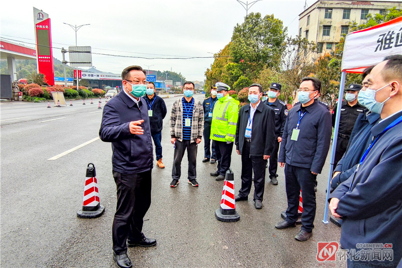 04：雷绍业在城区池回交通卡点看望慰问交通管控组工作人员。