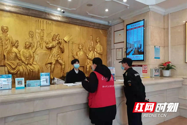 五一东村社区工作人员万芳询问酒店防控情况_副本.jpg