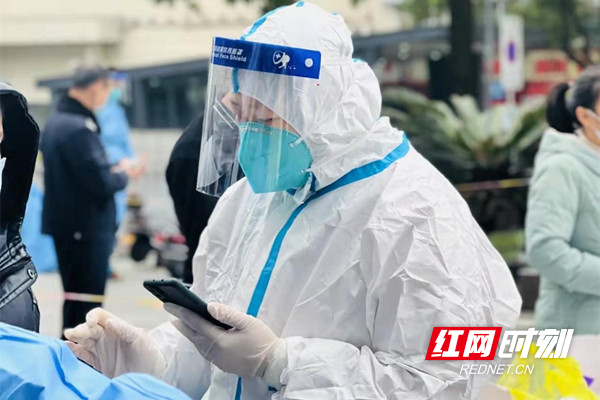 五一东村社区工作人员万芳在核查检测现场扫码登记信息_副本.jpg