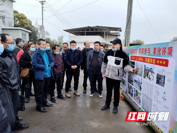 镇长廖志新在介绍人居环境整治工作开展情况。.jpg