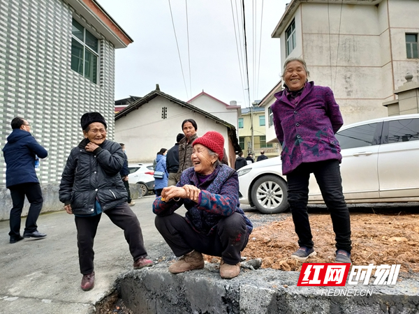环境大改变，村民笑开颜。.jpg