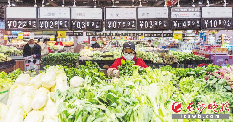 　　28日，通程佳惠超市货架上商品种类齐全，现场秩序井然。 　　长沙晚报全媒体记者 郭雨滴 摄