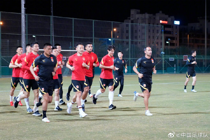 国足球员在训练中。