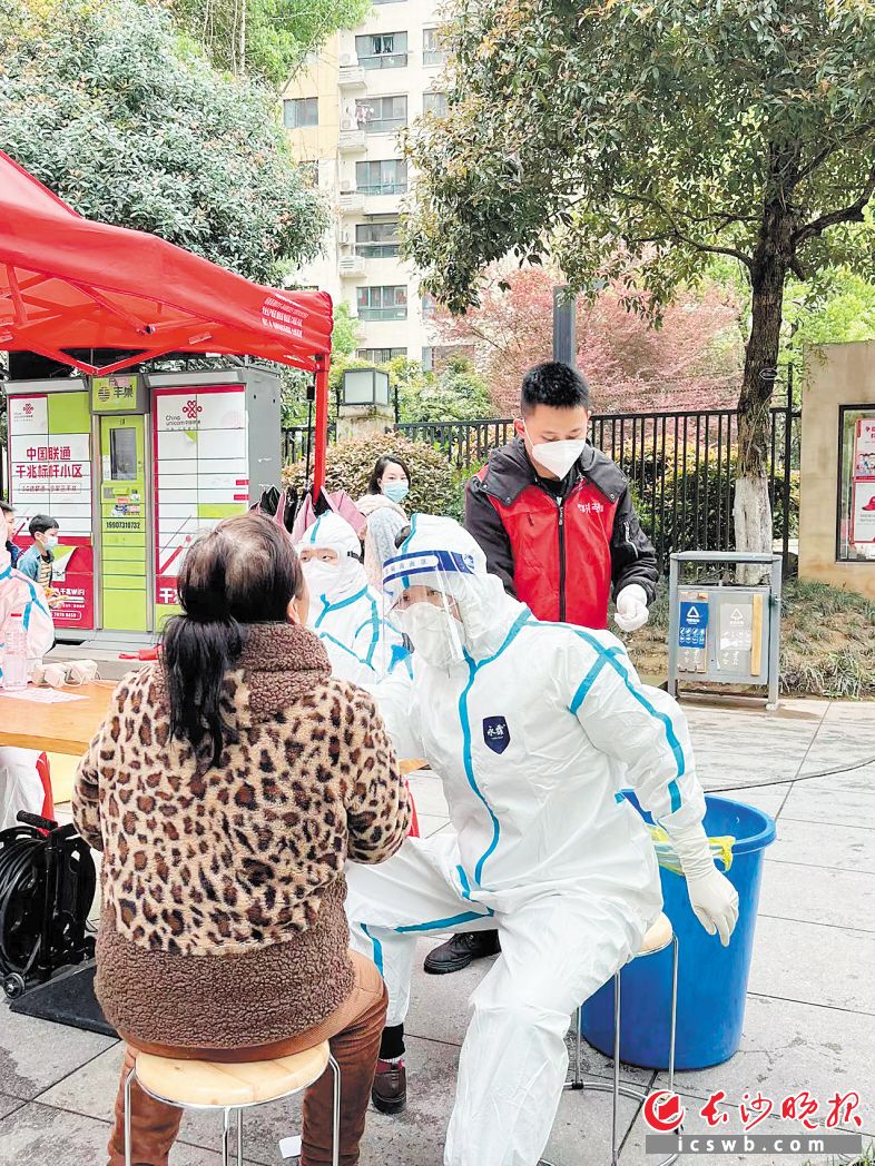 　　27日，彭立春在给小区居民进行核酸采样。　　长沙晚报通讯员 沈梓杨 供图