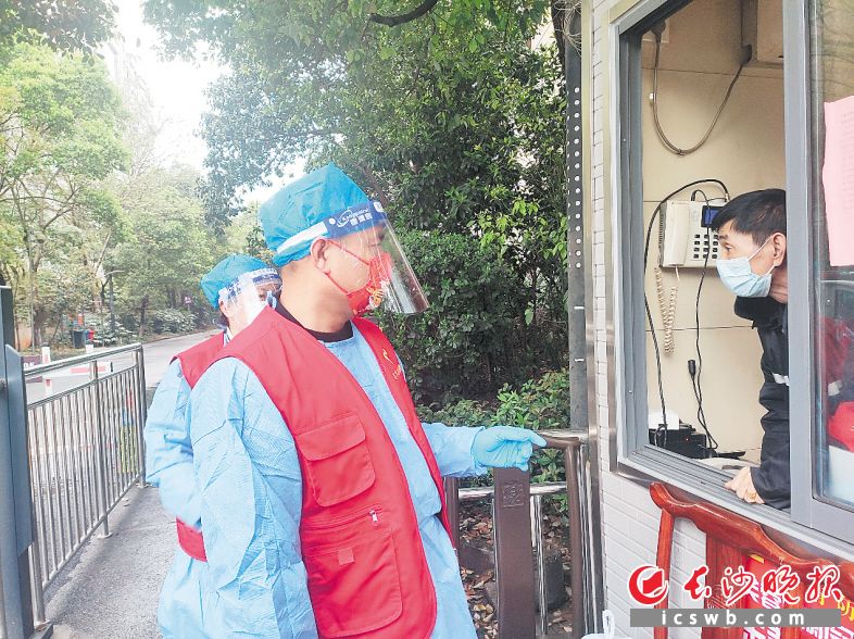 　　27日，苏振在社区进行巡查。 长沙晚报通讯员 唐欣 摄