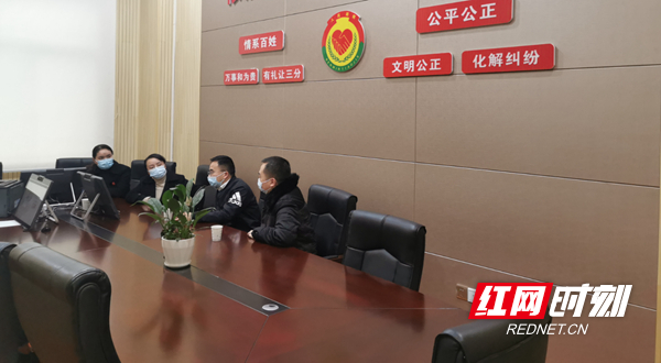 1、凤凰法院干警与中国人民银行凤凰县支行工作人员就诉调对接等进行沟通交流.jpg