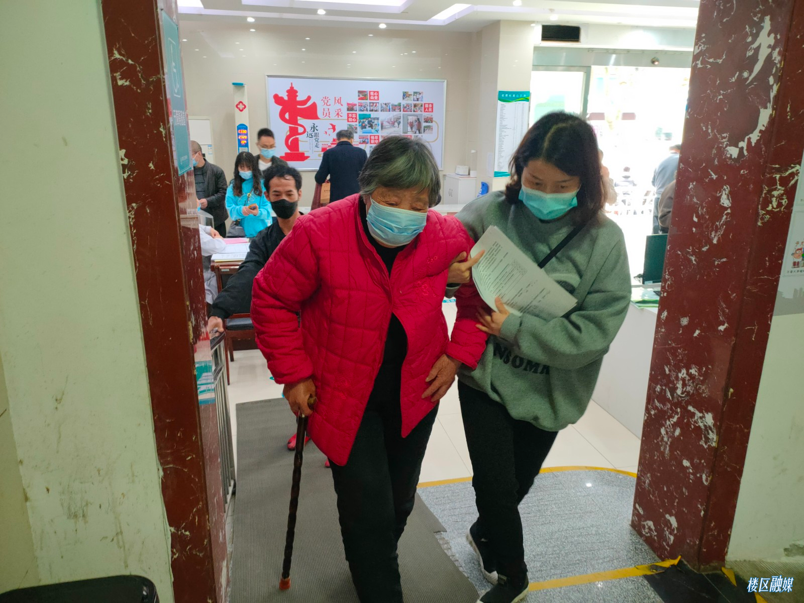 社区志愿者在卫生服务中心陪同老人接种 (2).jpg