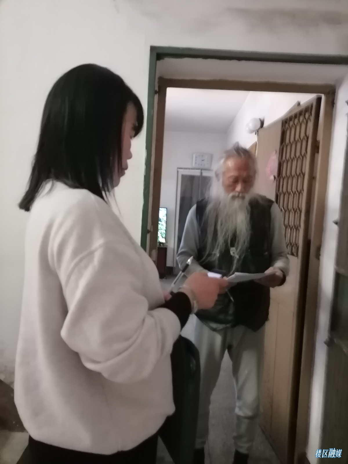 社区工作员上门劝导老人接种疫苗 (1).jpg