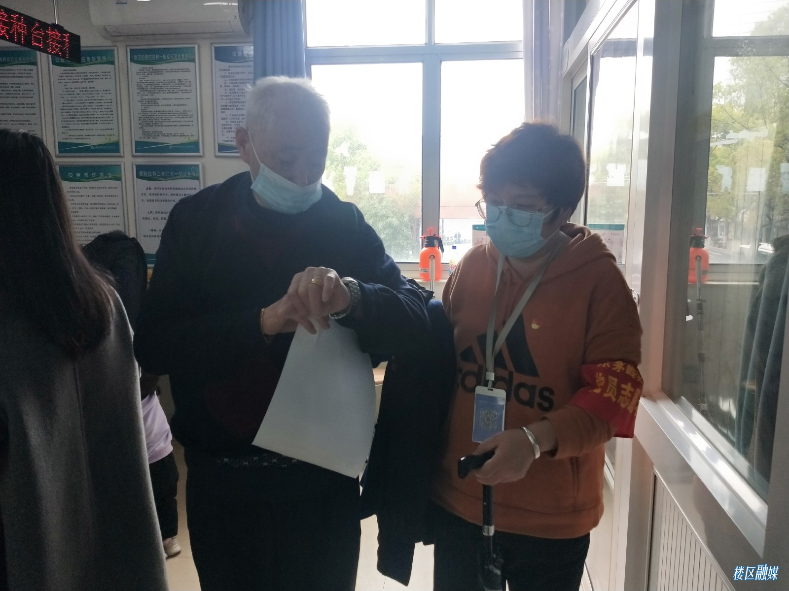 社区志愿者在卫生服务中心陪同老人接种 (3).jpg