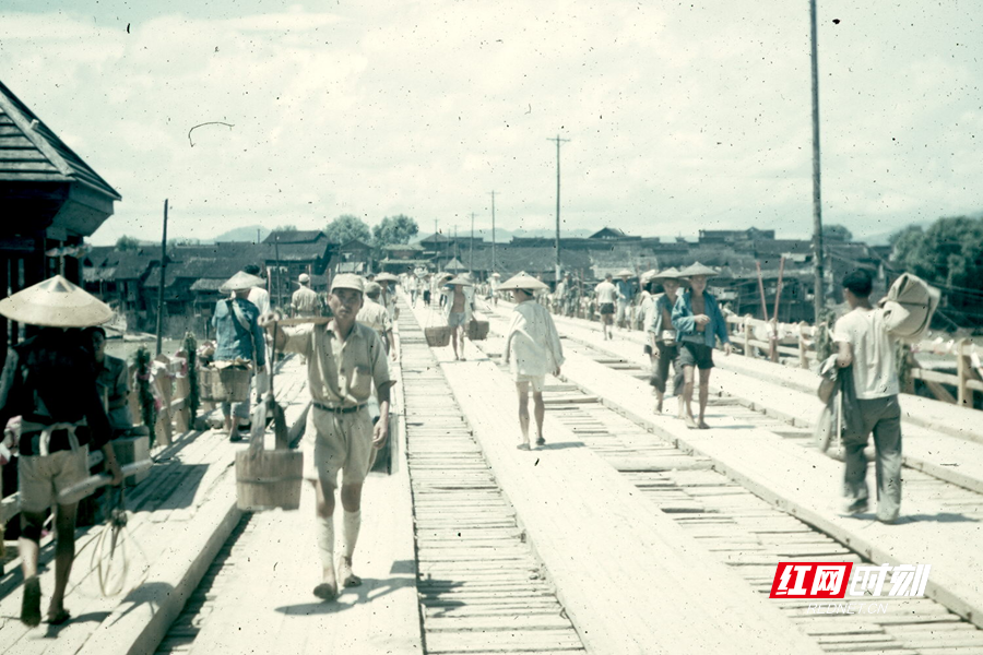 抗战时风雨桥改公路桥后桥面老照片（拍摄时间：1940——1945拍摄：飞虎队员约瑟夫）_副本.bmp